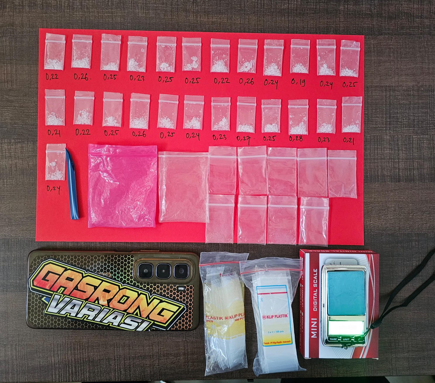 Satresnarkoba Polres Gresik Sikat Dua Pengedar Sabu, Puluhan Paket Siap Edar Disita