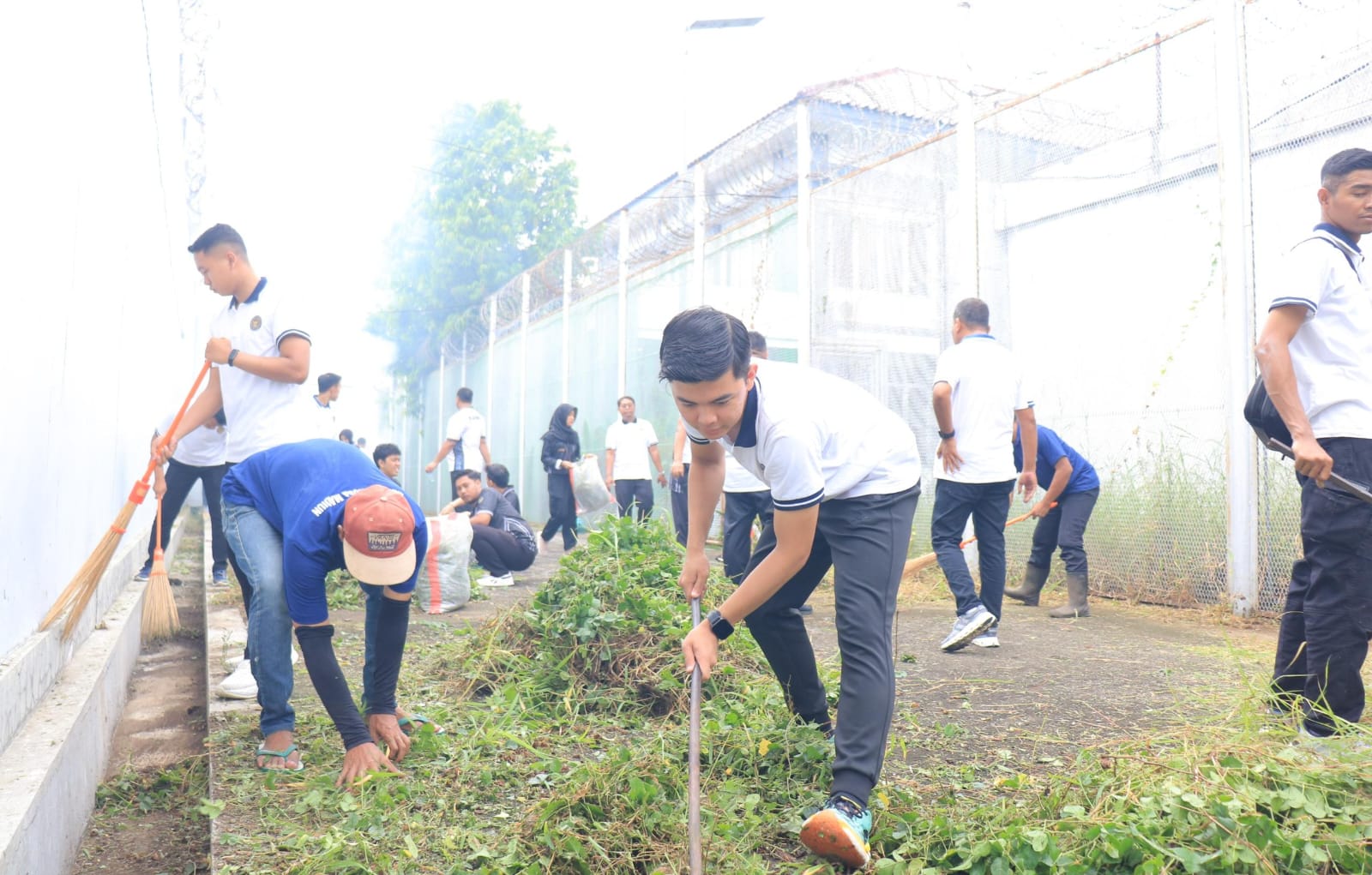 Semangat Gotong Royong, Lapas Pemuda Madiun Perkuat Kekompakan Lewat Kerja Bakti