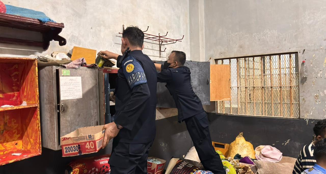 Komitmen Bersih HALINAR, Lapas Pemuda Madiun Gelar Razia Insidentil Blok Hunian Warga Binaan