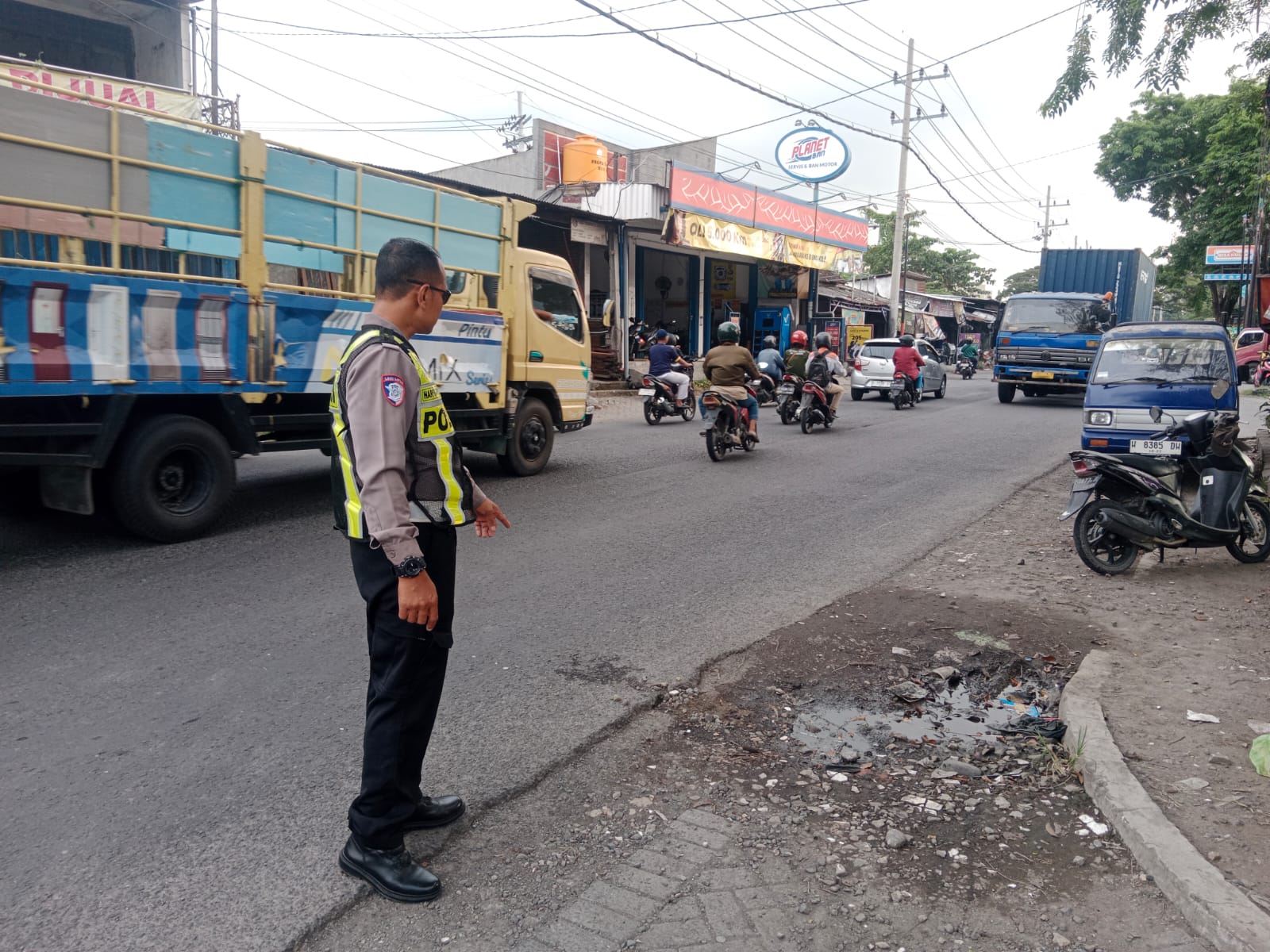 Pengendara Mio Terjatuh di Depan SPBU Kepatihan Menganti, Satu Korban Alami Penurunan Kesadaran