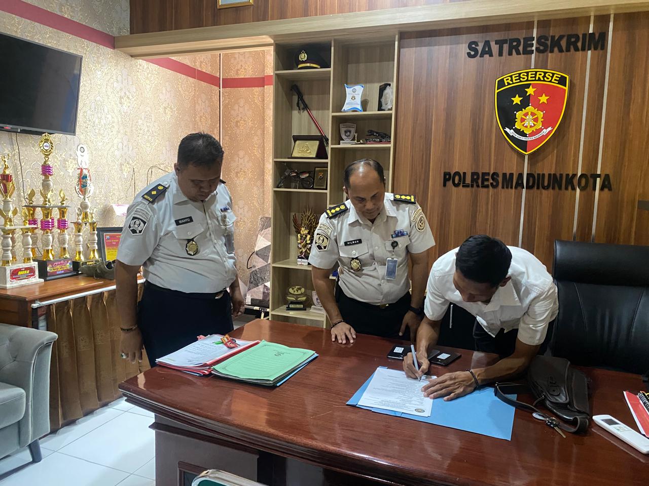 Komitmen Zero HALINAR, Lapas Pemuda Madiun Serahkan Barang Hasil Razia ke Polres