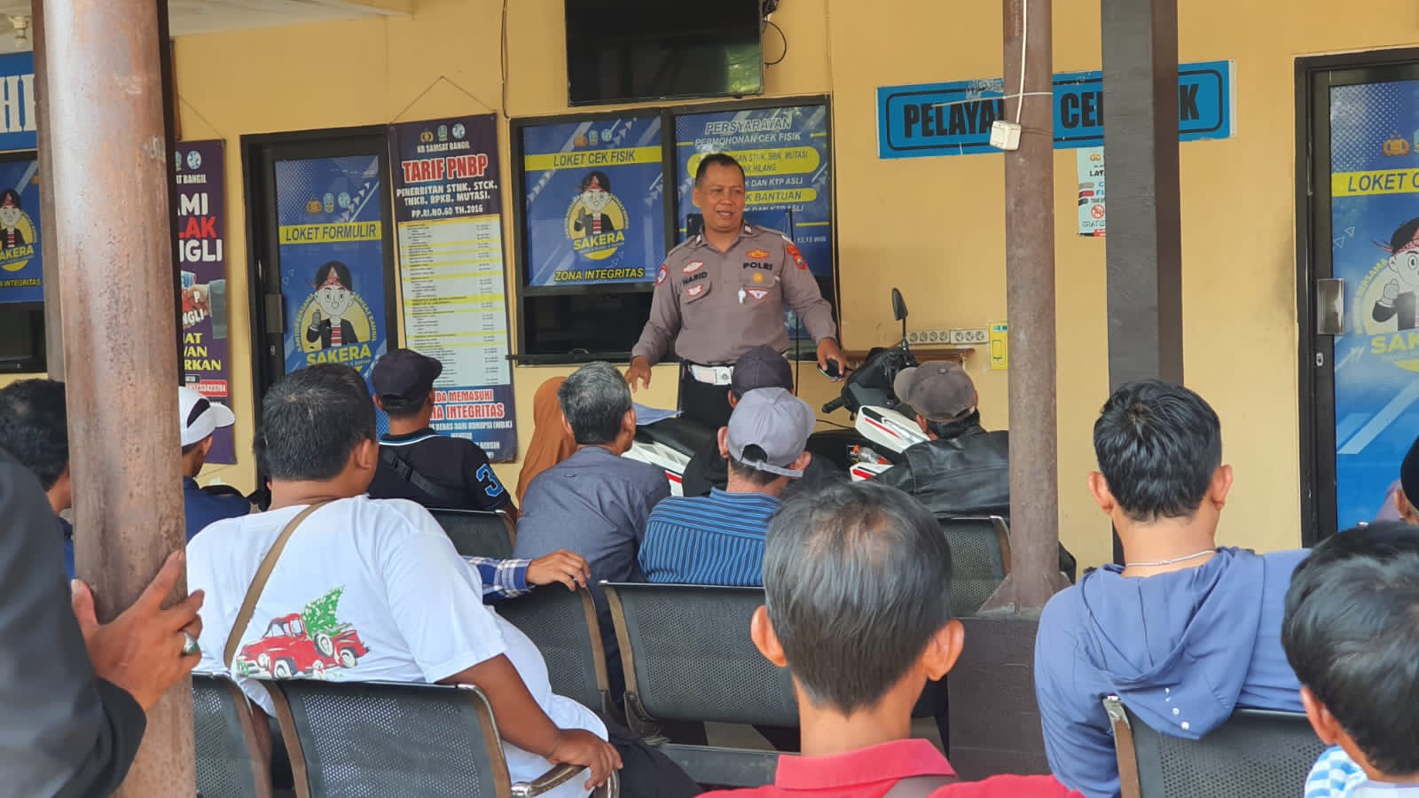 Satlantas Polres Pasuruan Perkuat Layanan Pajak Kendaraan di Samsat Bangil Lewat Edukasi Langsung