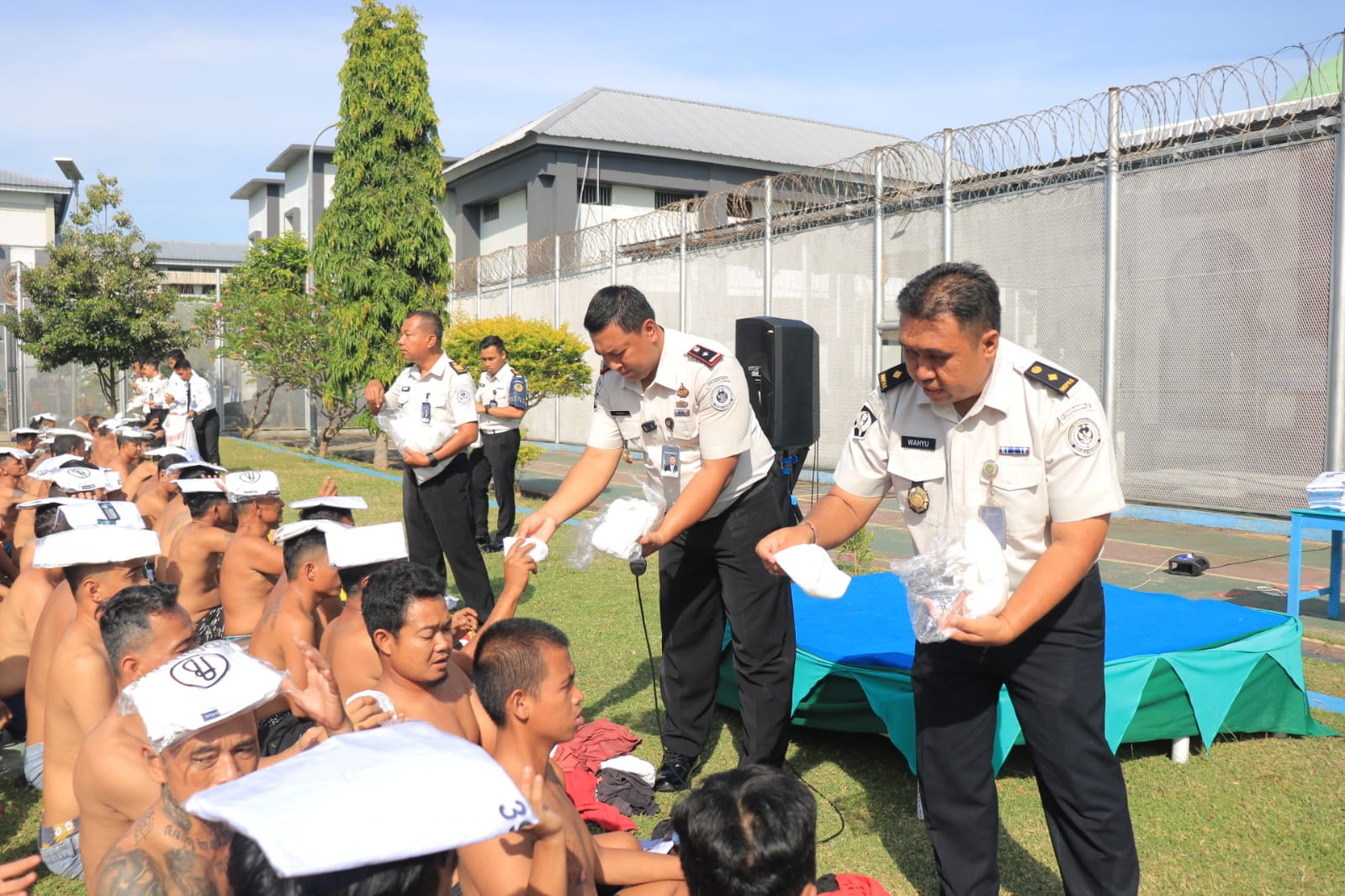 Wujud Pembinaan dan Pelayanan, Warga Binaan Lapas Pemuda Madiun Terima Baju Muslim dan Kopyah