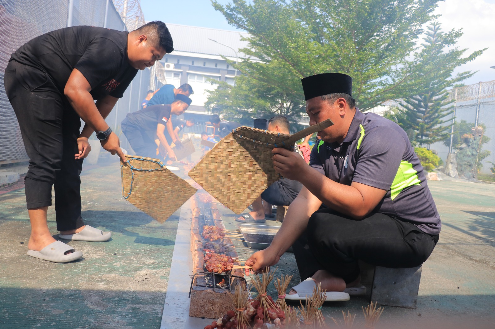 Dari Tangan Petugas untuk Warga Binaan, 5.000 Sate Khas Blora Warnai Idul Adha di Lapas Pemuda Madiun