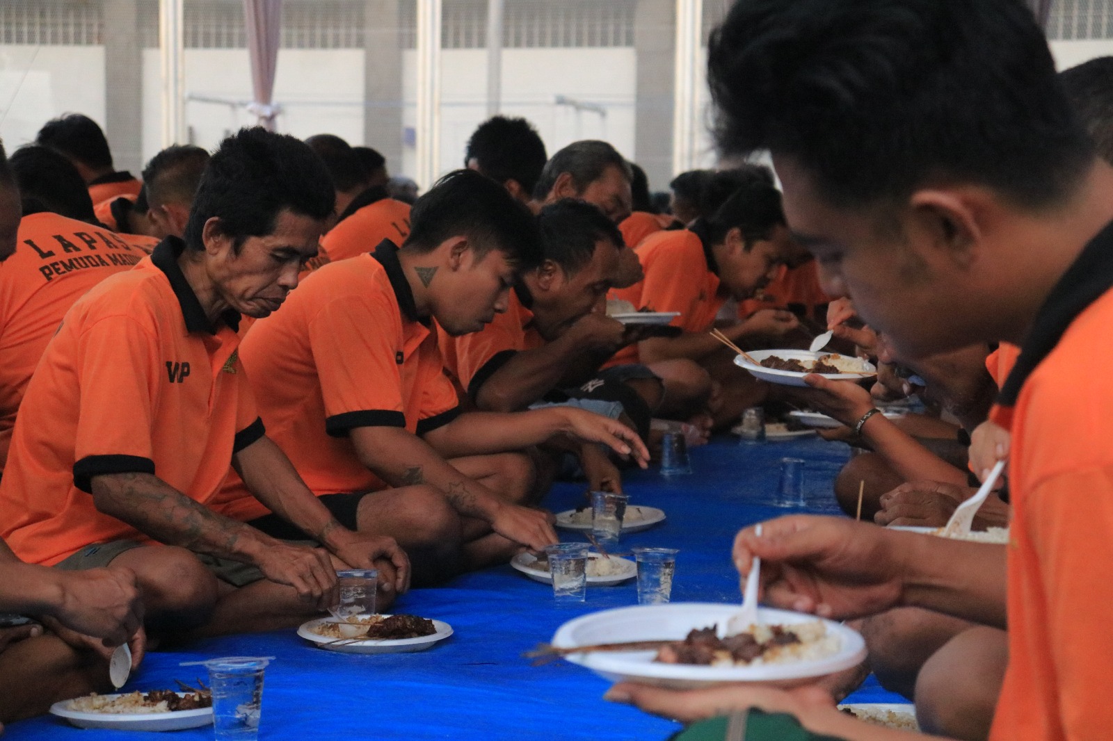 Gotong Royong dan Kebersamaan, Petugas Lapas Sajikan Ribuan Sate Untuk Warga Binaan