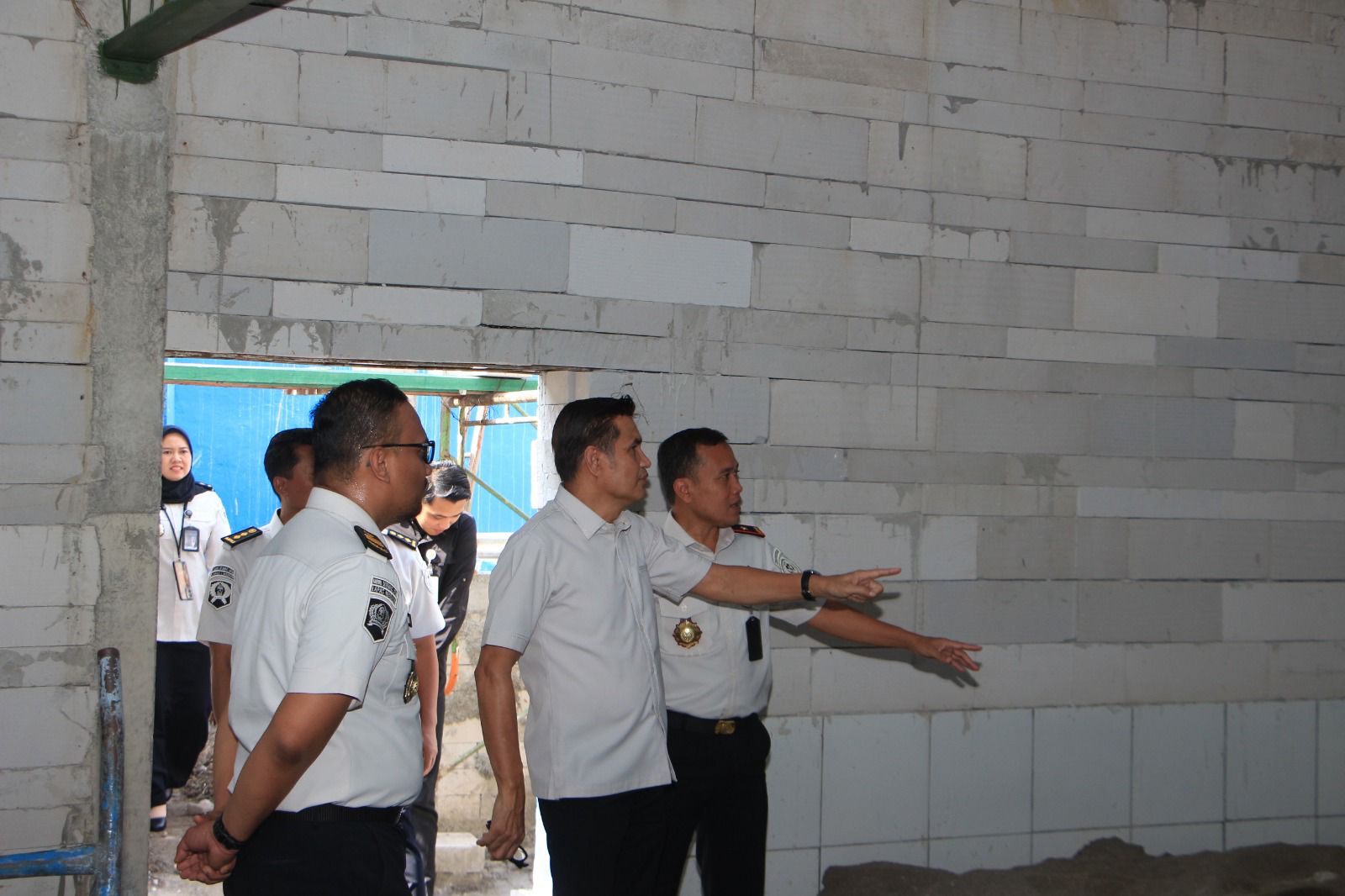 Peninjauan Sarana Pembinaan, Staf Khusus Menteri Imipas Tinjau Pembuatan Ruang Kelas di Lapas Kelas I Madiun
