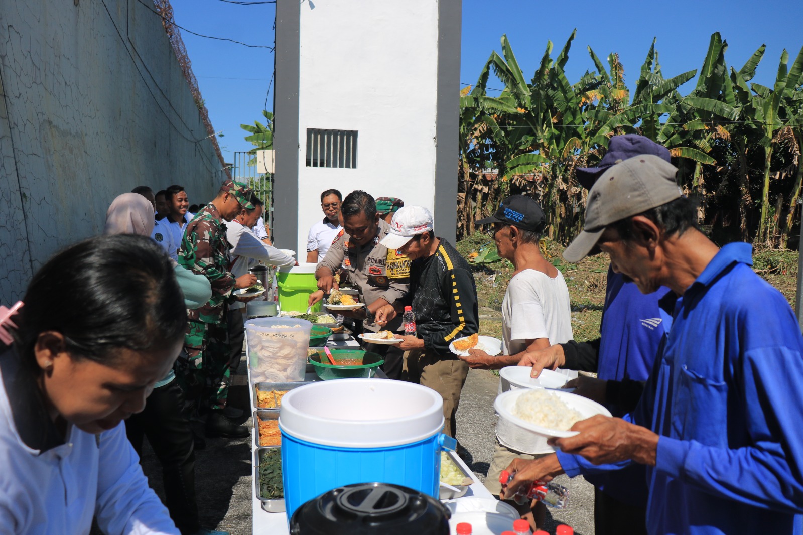 Guyub Tanpa Sekat, Lapas Pemuda Madiun dan Warga Kompak Kerja Bakti Bersama