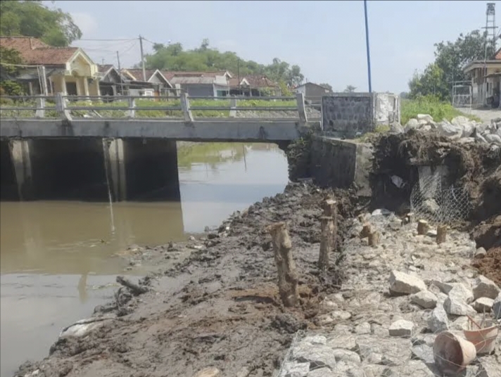 Dinas PUPR Jombang Perbaiki Tanggul Longsor Di Afvoer Ndero Pasca Normalisasi.