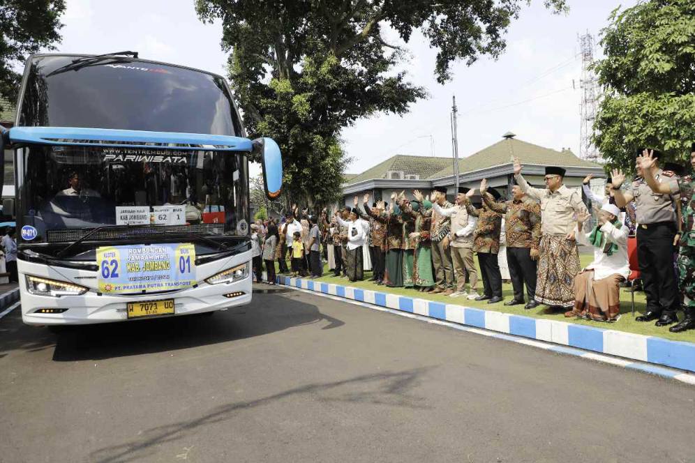 Istimewa, Pelepasan Keberangkatan Jemaah Haji Kabupaten Jombang Langsung Oleh Menteri Haji Didampingi Bupati Jombang Warsubi.