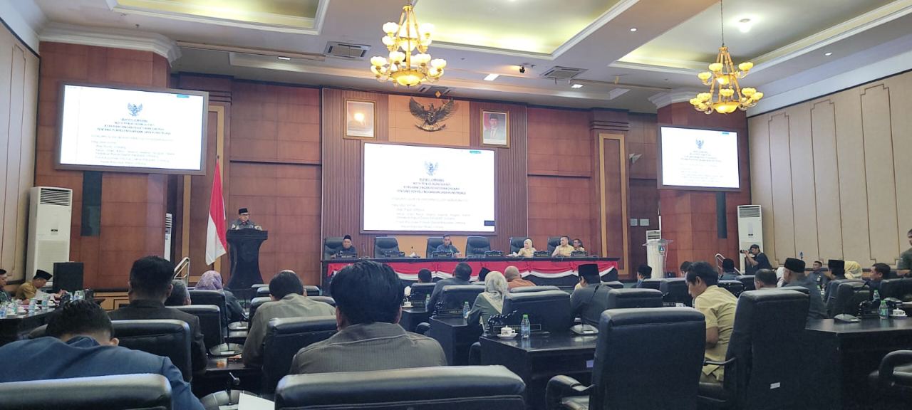 Penyampaian Nota Penjelasan Raperda Penyelenggaraan Jasa Konstruksi Dari Bupati Jombang Warsubi.