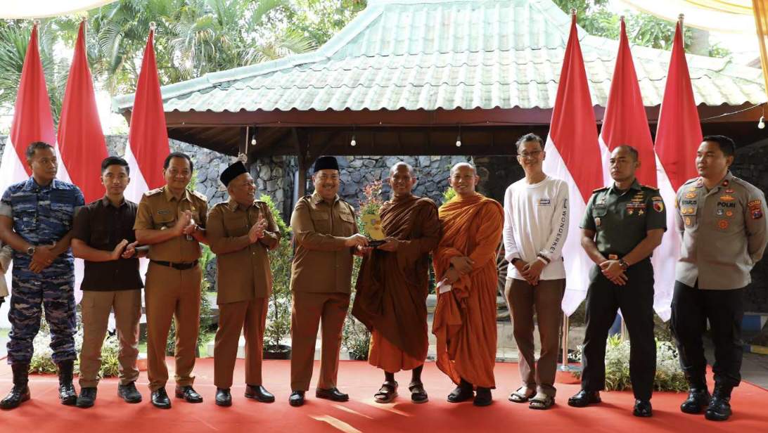 Bupati Jombang Warsubi Sambut 57 Bhante Yang Lakukan Aksi ‘Walk For Peace 2026’