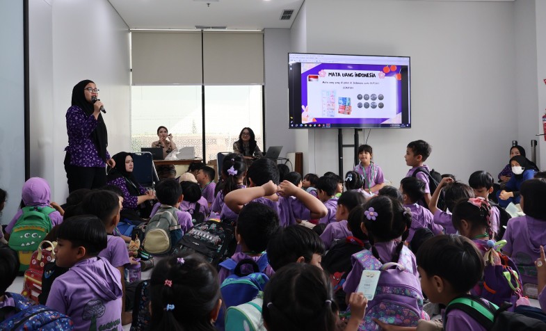 Anak-anak Sequoia School Bandung Belajar Menabung Langsung di BRI Asia Afrika