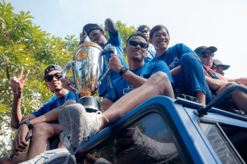 Asia Afrika Jadi Lautan Biru, Bobotoh Sambut Konvoi Persib Juara