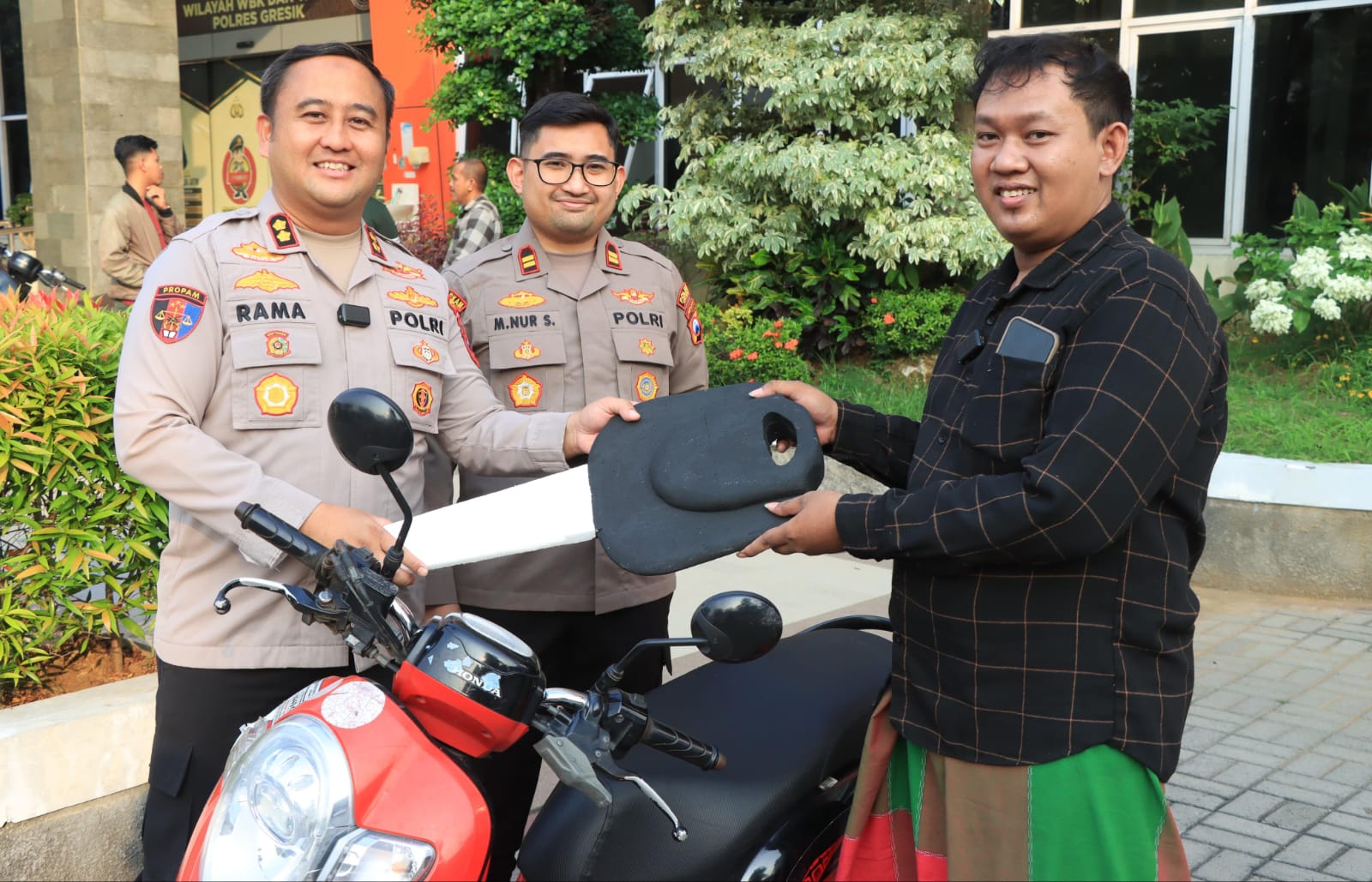 Polres Gresik Kembalikan 3 Motor Korban Curanmor dan Begal Tanpa Biaya
