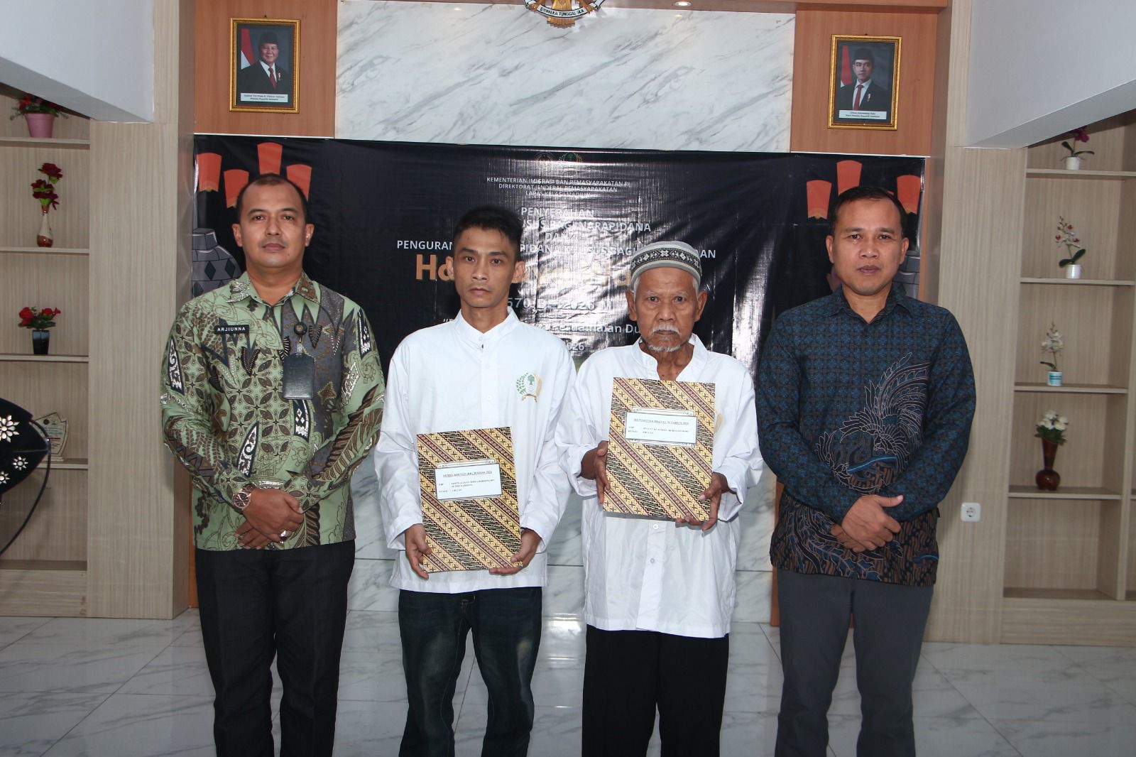 Hadirkan Harapan Baru, Lapas Kelas I Madiun Serahkan Remisi Khusus Waisak Sebagai Bentuk Penghargaan Atas Perubahan Perilaku