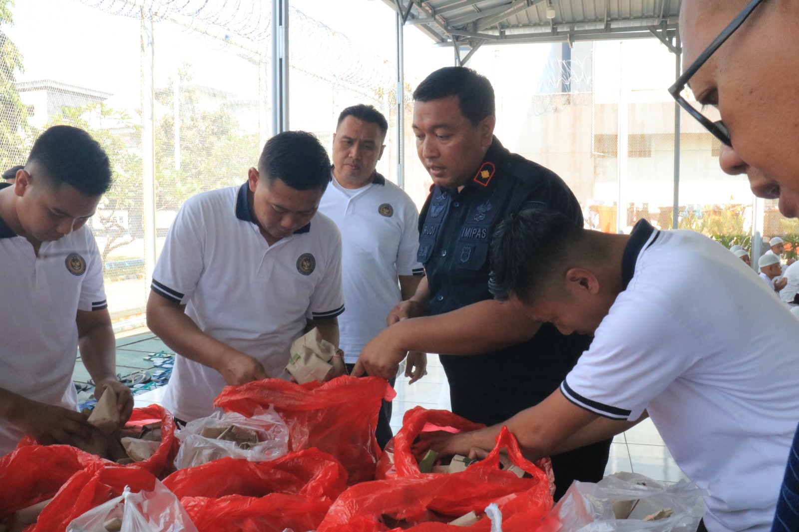 Jumat Berkah di Lapas Pemuda Madiun, Kalapas Rudi Kristiawan Berbagi Nasi dan Tebar Kepedulian