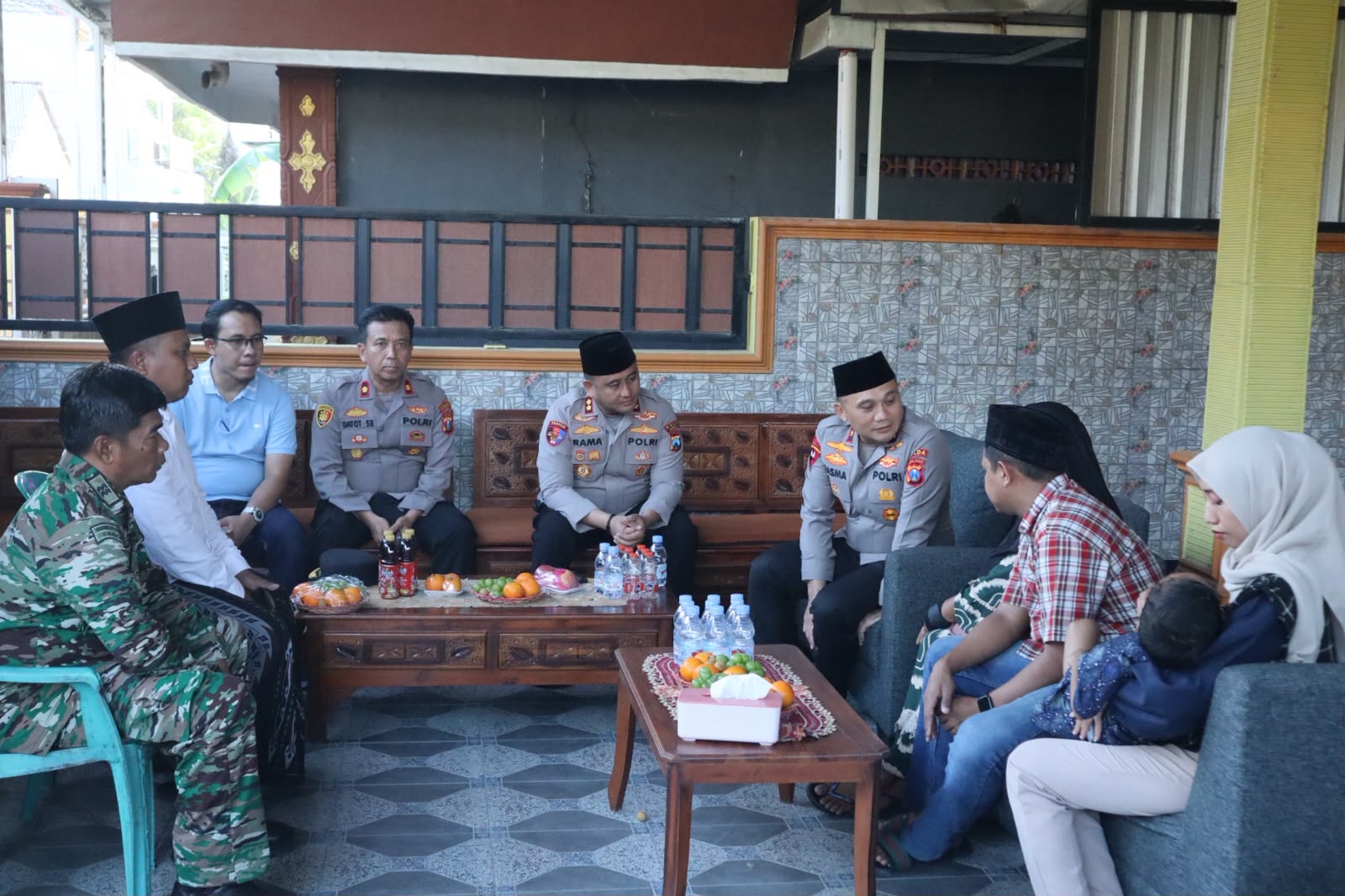 Wakapolda Jatim dan Kapolres Gresik Takziah ke Keluarga Kusaeni, Wujud Nyata Kepedulian Polri