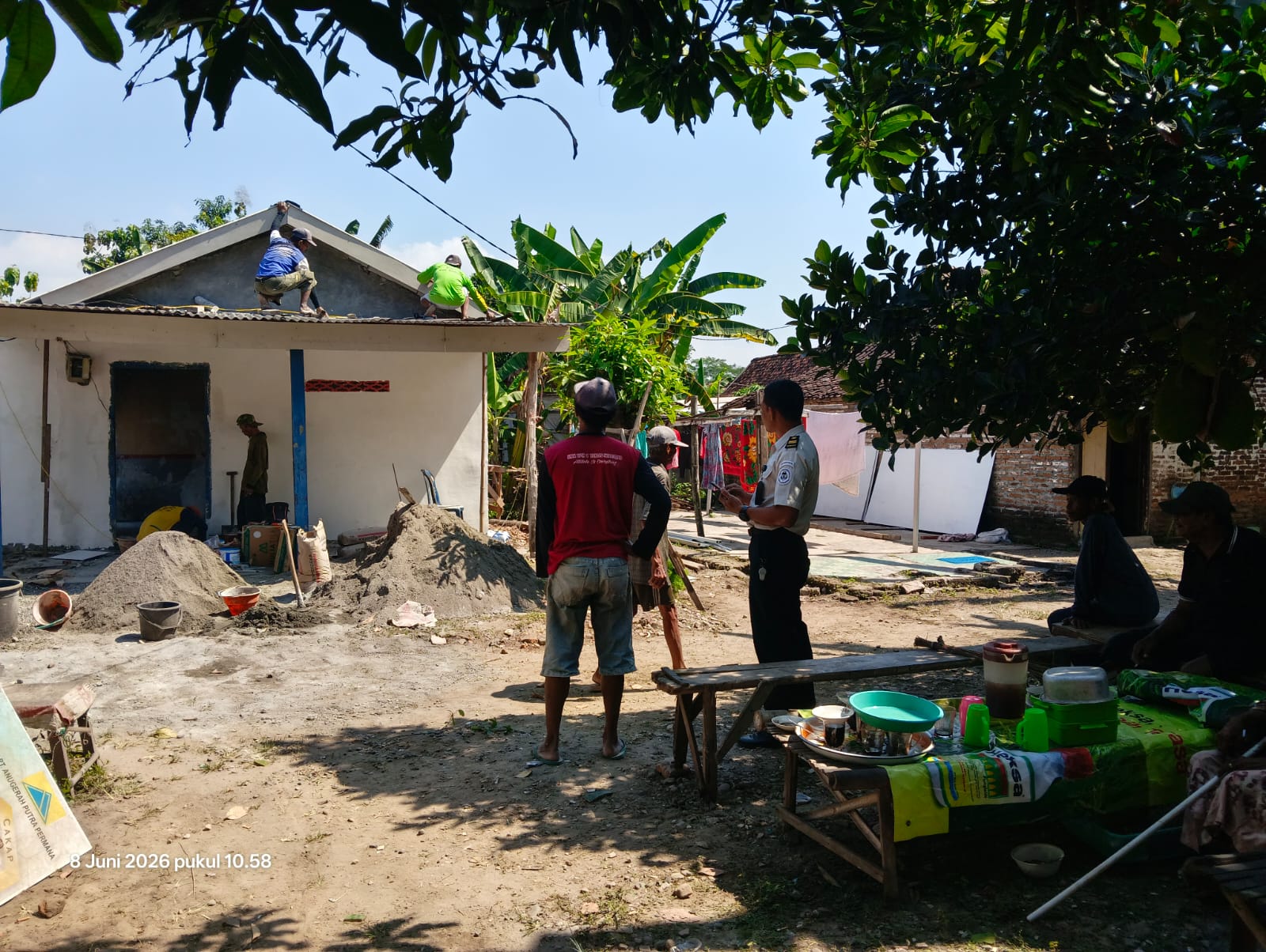 Mulai Bergotong Royong, Lapas Kelas I Madiun Laksanakan Bedah Rumah Untuk Masyarakat Sekitar