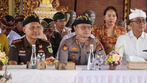 Jelang Galungan, Kapolres Badung Hadiri Penyaluran Bantuan Hari Raya bagi Ribuan Warga Mengwi