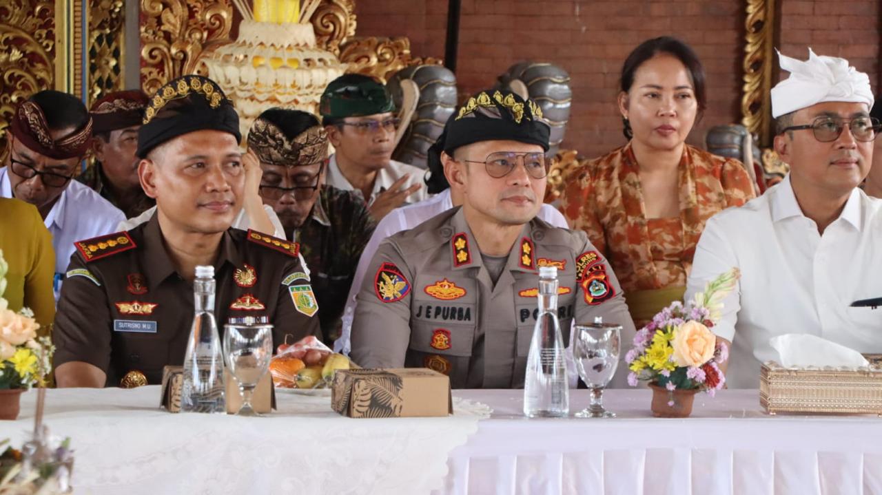 Jelang Galungan, Kapolres Badung Hadiri Penyaluran Bantuan Hari Raya bagi Ribuan Warga Mengwi