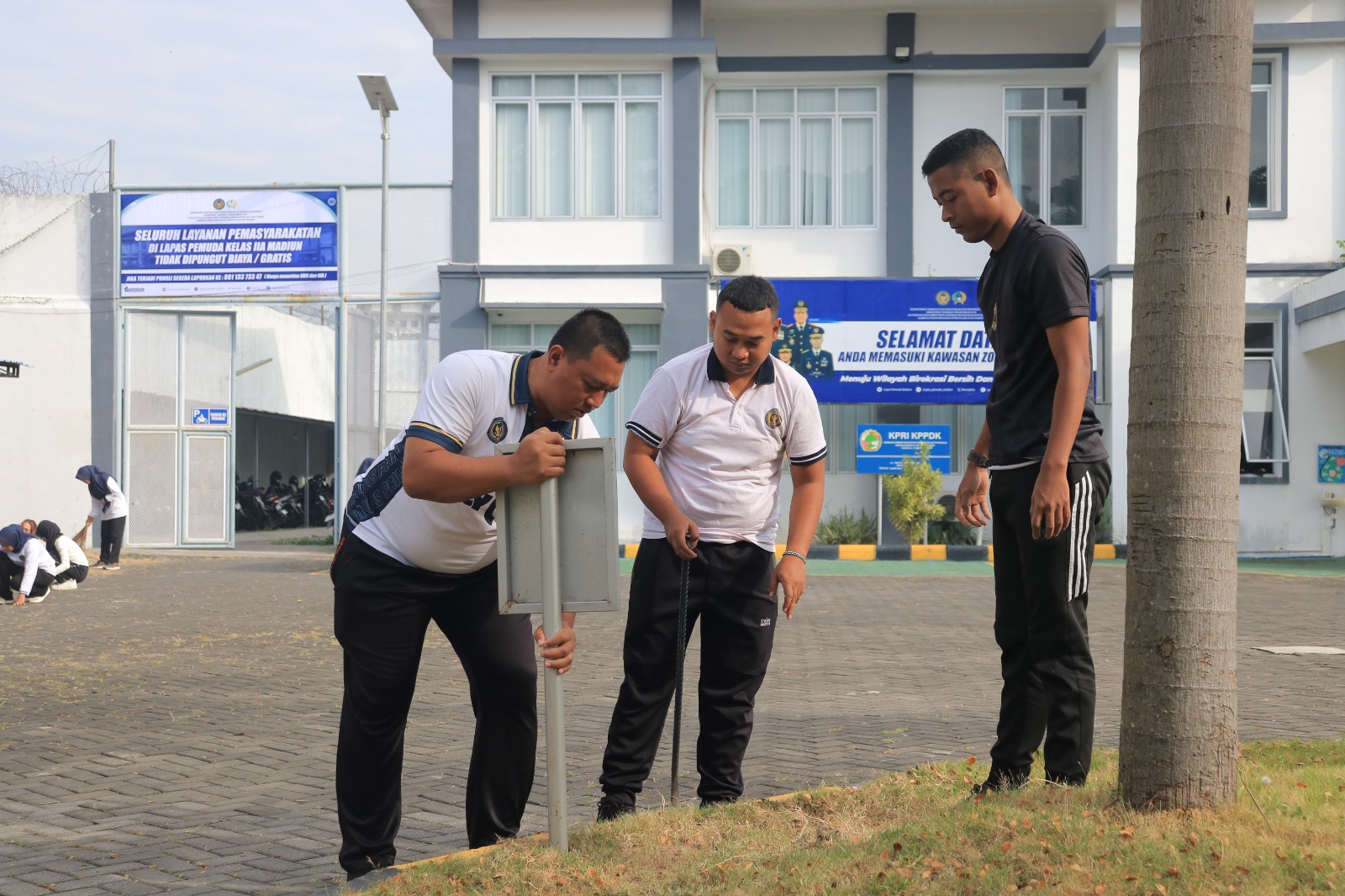 Bersih dan Asri, Lapas Pemuda Madiun Perkuat Kekompakan Lewat Kerja Bakti