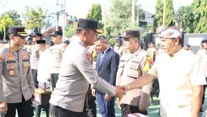 Sambut Hari Bhayangkara ke-80 Kapolda Jatim Bagikan 2.055 Kitab Suci
