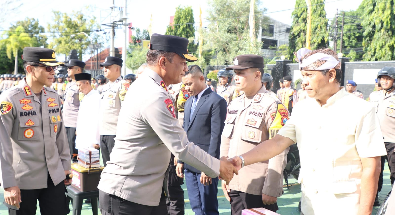 Sambut Hari Bhayangkara ke-80 Kapolda Jatim Bagikan 2.055 Kitab Suci