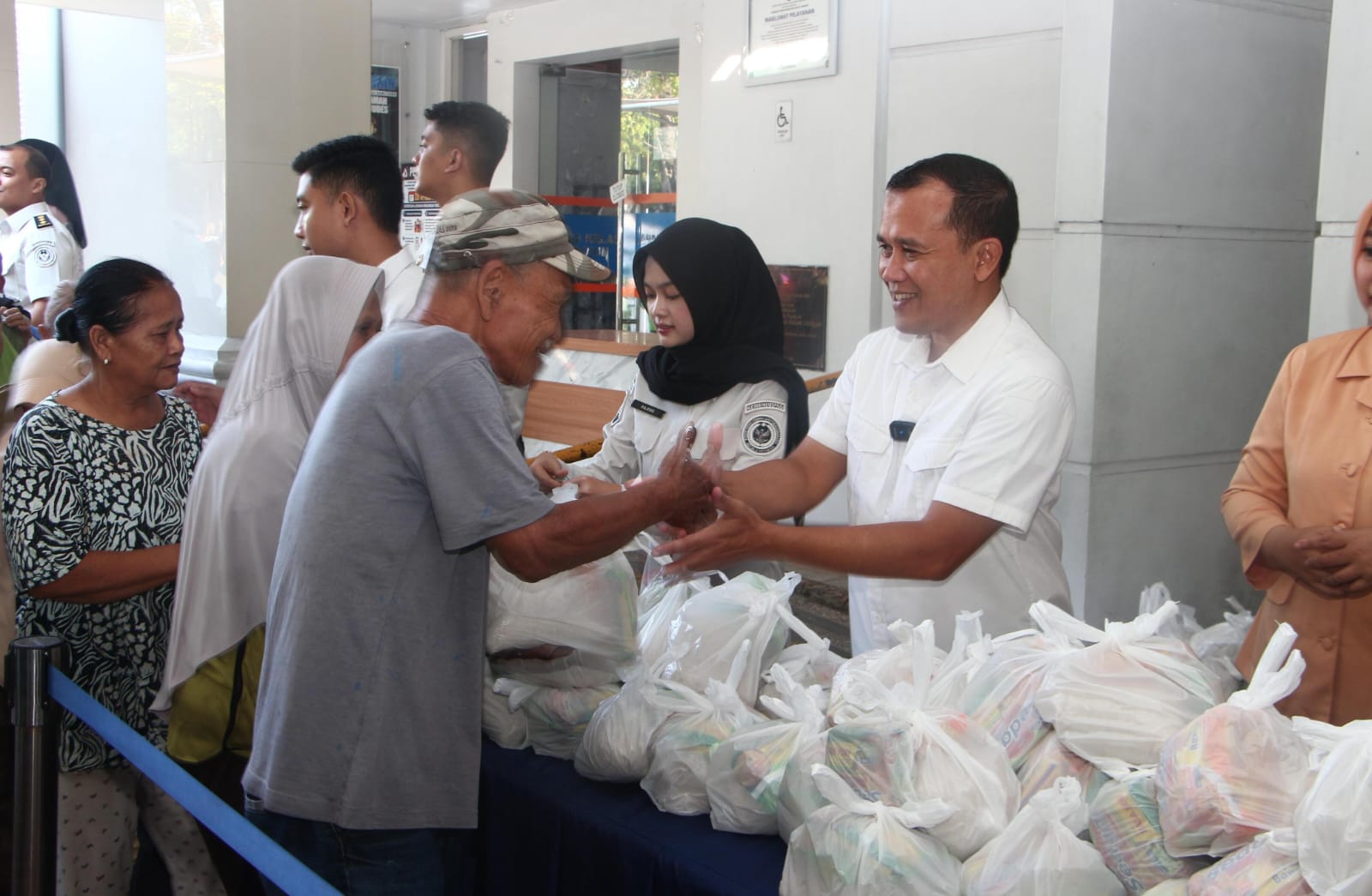 Berbagi Kebahagiaan, Lapas Kelas I Madiun Bagikan Bantuan Kepada Warga Sekitar