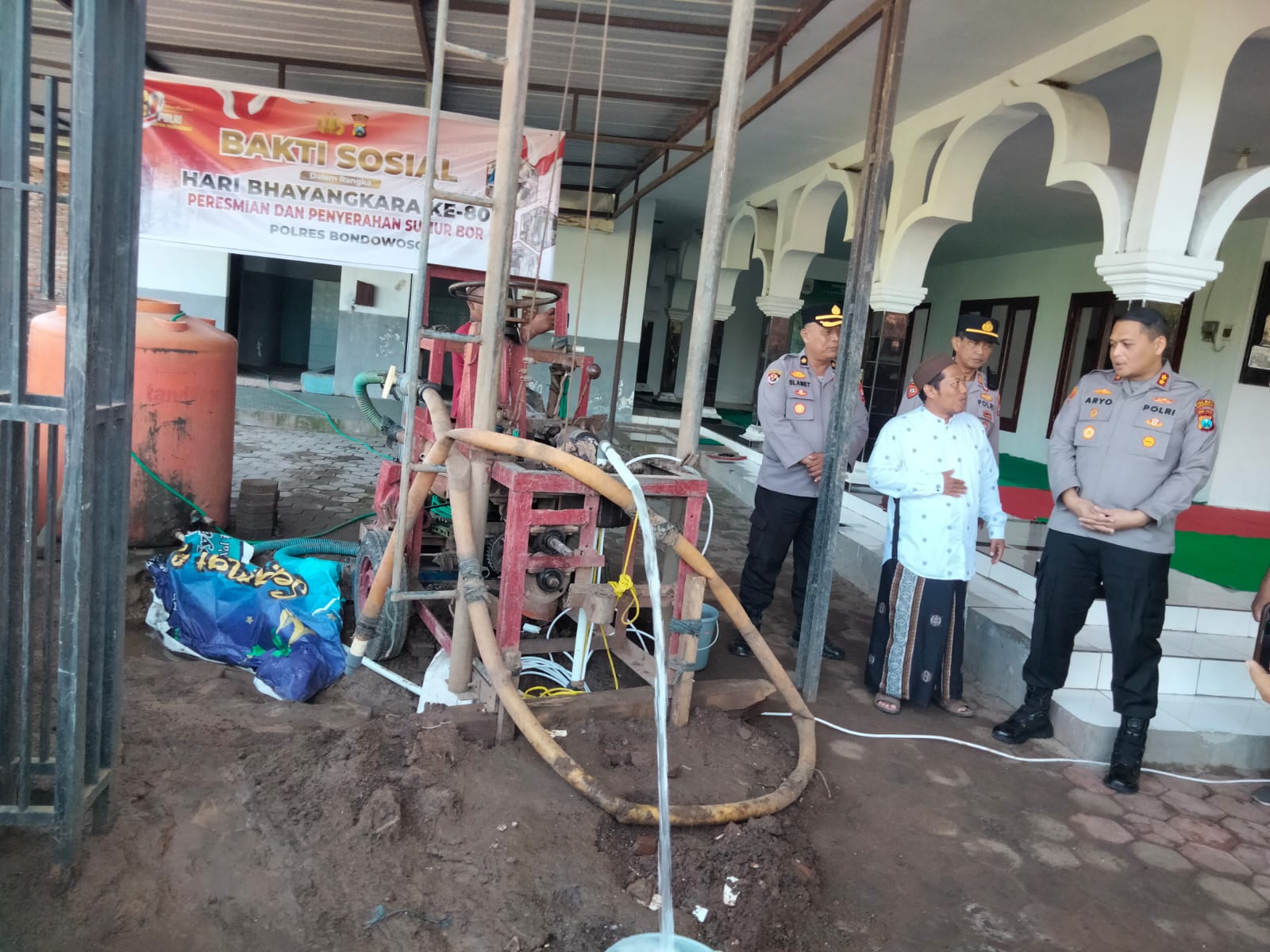 Kado Hari Bhayangkara ke – 80, Polres Bondowoso Bangun Sumur Bor untuk Masyarakat di Sekar Putih