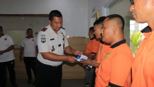 Apresiasi Kinerja Warga Binaan, Kalapas Pemuda Madiun Serahkan Paket Alat Mandi kepada Pekerja Dapur