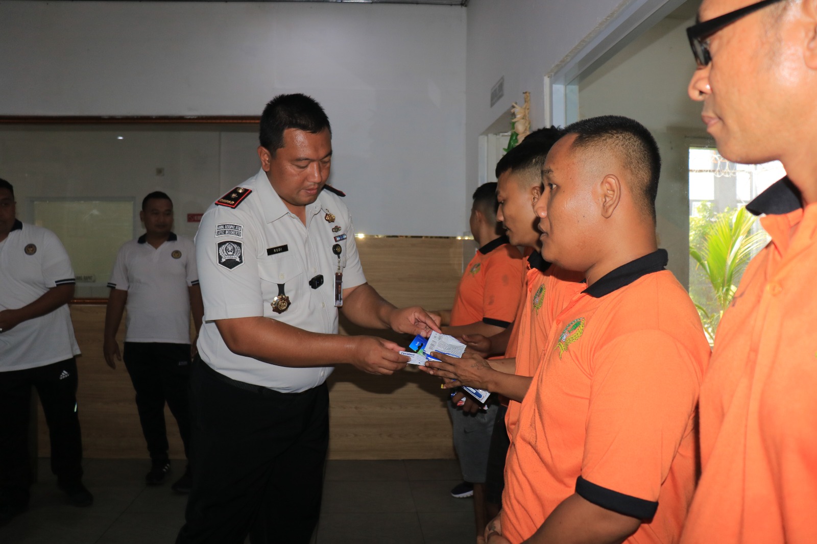 Apresiasi Kinerja Warga Binaan, Kalapas Pemuda Madiun Serahkan Paket Alat Mandi kepada Pekerja Dapur