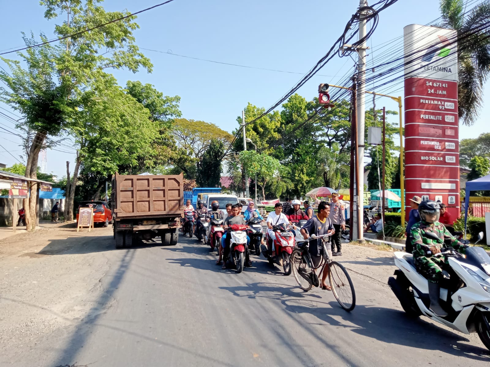 Antrean BBM Mengular, kapolsek Winongan Polres Pasuruan Turun Tangan Cegah Kemacetan di SPBU Gading