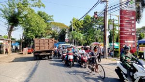Antrean BBM Mengular, Kapolsek Winongan Polres Pasuruan Turun Tangan Cegah Kemacetan di SPBU Gading