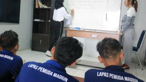 Kejar Paket A Berlanjut, Warga Binaan Lapas Pemuda Madiun Belajar IPA Bersama Mahasiswa UM
