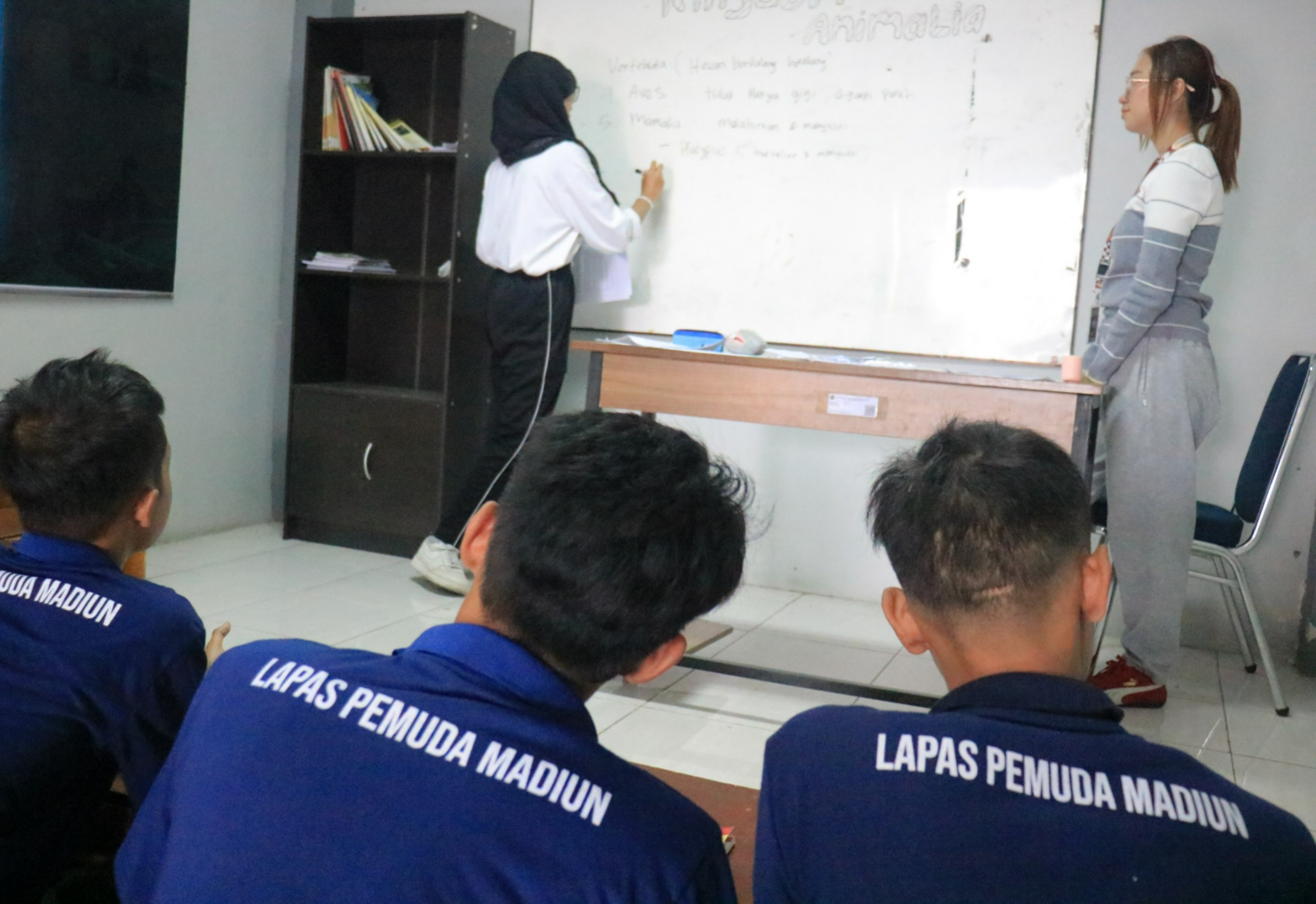Kejar Paket A Berlanjut, Warga Binaan Lapas Pemuda Madiun Belajar IPA Bersama Mahasiswa UM