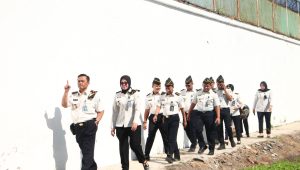 Pastikan Keamanan dan Kebersihan Tetap Optimal, Kalapas I Madiun Tinjau Langsung Area Brandgang