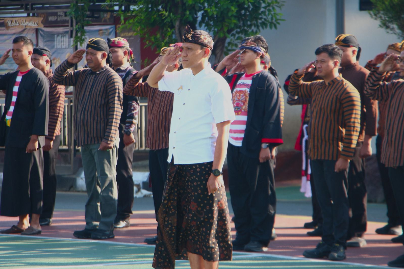 Semarak Dengan Busana Adat Nusantara, Lapas I Madiun Gelar Upacara Peringatan Hari Keluarga Nasional