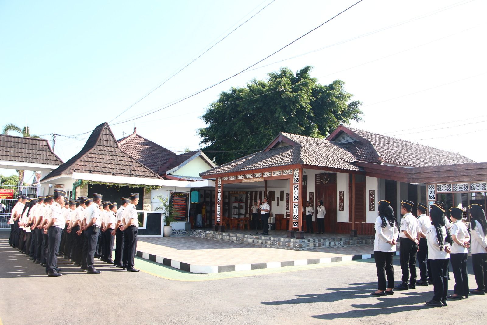 Sebagai Penguat Komitmen Mendorong Kinerja Profesional, Kalapas I Madiun Ajak Pegawai Perkuat Integritas dan Budaya Kerja Melalui Apel Pagi