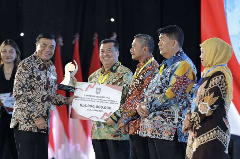 Kabupaten Jombang Peroleh Insentif Dan Penghargaan Daerah Berprestasi Regional Jawa Bali Kategori Penurunan Tingkat Pengangguran.