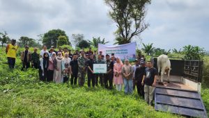 BAZNAS Jabar Salurkan 80 Paket Daging untuk Warga Desa Palasari Subang