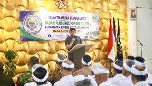 Reza Panglima Ulung Hadiri Pelantikan Forum RT/RW Regol dan Salurkan Bantuan Seragam