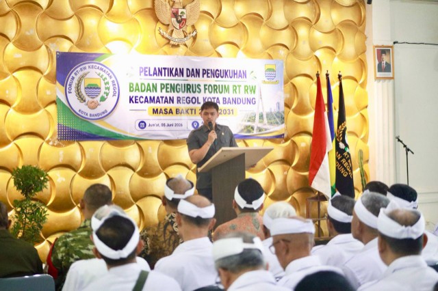 Reza Panglima Ulung Hadiri Pelantikan Forum RT/RW Regol dan Salurkan Bantuan Seragam
