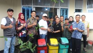 Asep Robin Salurkan Bantuan Pengelolaan Sampah untuk RW di Karang Pamulang
