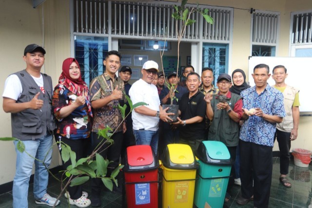Asep Robin Salurkan Bantuan Pengelolaan Sampah untuk RW di Karang Pamulang