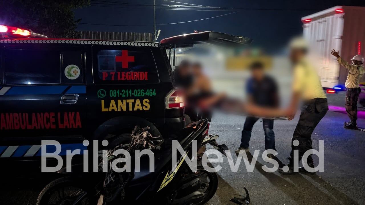 Diduga Keluar dari PT Dayasa Aria Prima, Truk Tronton Terlibat Kecelakaan dengan Honda Vario di Driyorejo