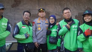 Hari Bhayangkara ke-80, Polrestabes Surabaya Salurkan 100 Paket Sembako kepada Warga dan Driver Gojek