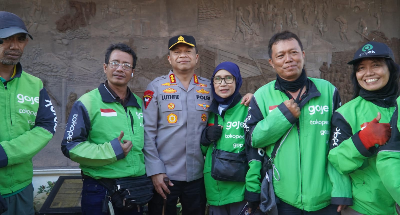 Hari Bhayangkara ke-80, Polrestabes Surabaya Salurkan 100 Paket Sembako kepada Warga dan Driver Gojek