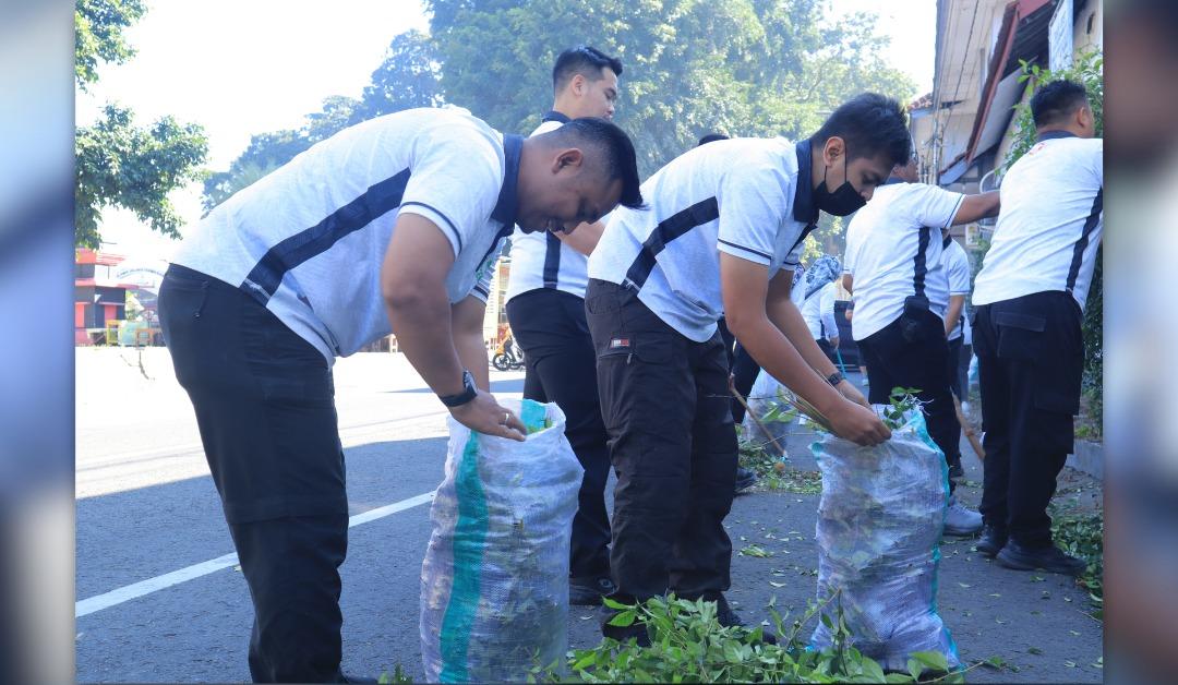 Budaya Gotong Royong, Lapas Blitar Gelar Kerja Bakti Bersihkan Lingkungan Sekitar Lapas