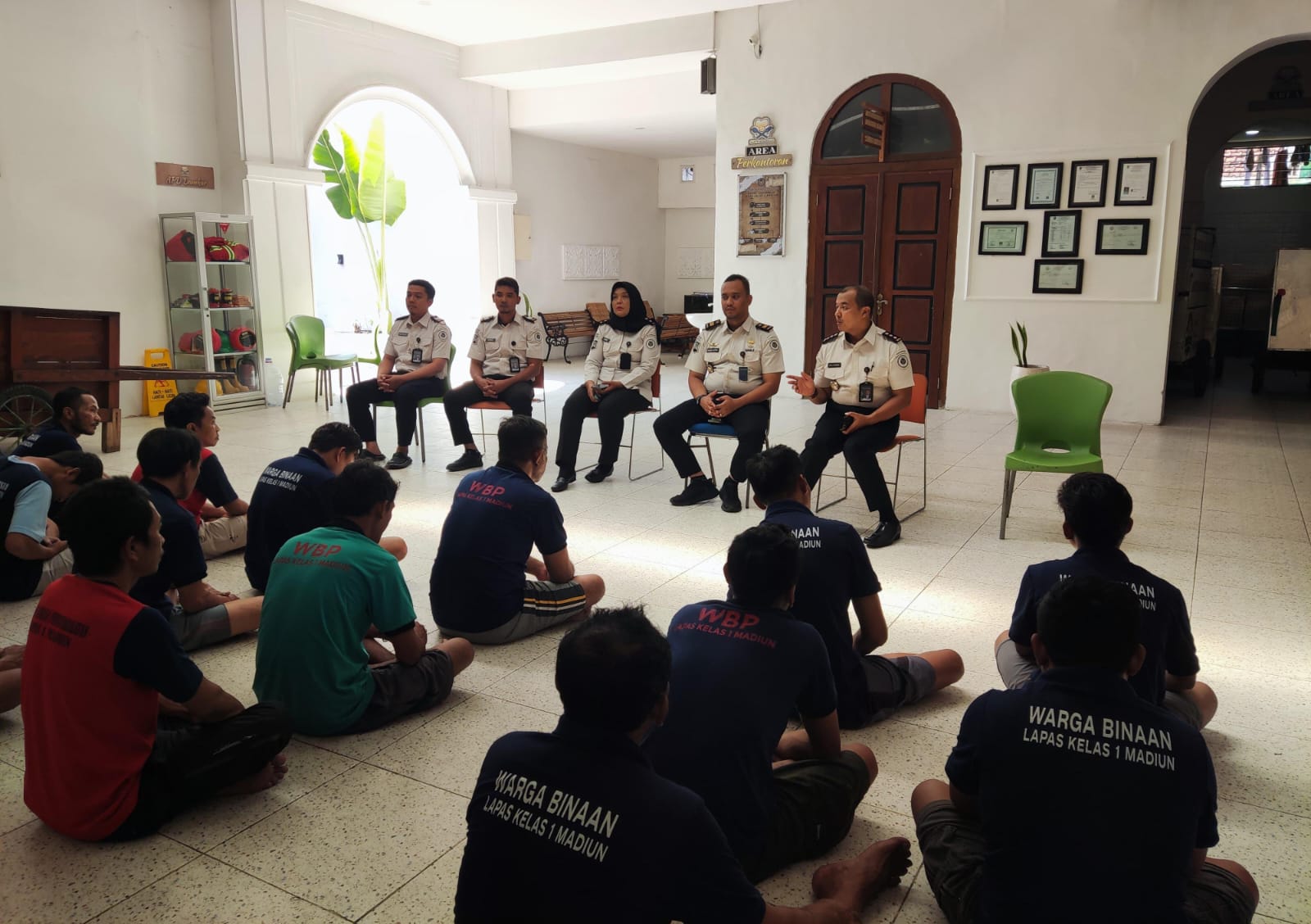 Wujudkan Lingkungan Lapas Yang Tertib dan Optimalisasi Pembinaan, Lapas Kelas I Madiun Gelar Pembinaan dan Pengarahan bagi Tamping Klinik, Tamping Kebersihan Dapur, Serta Penghuni Blok Klinik dan Lansia