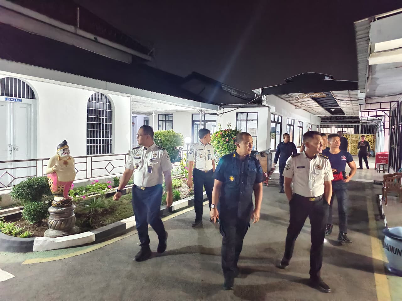 Tingkatkan Keamanan Melalui Patroli Malam Area Brandgang, Lapas Kelas I Madiun Optimalkan Pengamanan Melalui Kontrol Area Brandgang